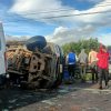 Violento choque entre camioneta de jornaleros y camión aguacatero deja 7 heridos