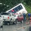 Autobús de pasajeros se sale del camino en Tingambato; automovilistas ayudan a evacuar la unidad