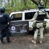 SSP y Defensa detienen a 4 hombres con armas largas, municiones y vehículos en Apatzingán