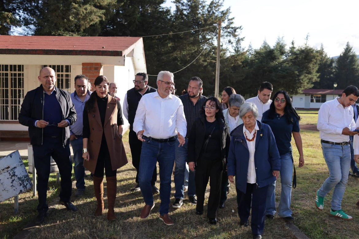 Bedolla y rectora de la Universidad Rosario Castellanos visitan espacios para los campus en Zitácuaro y Zacapu