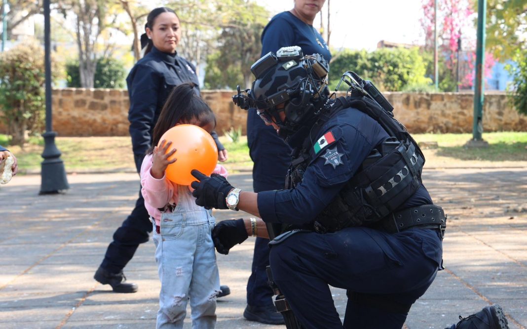SSP acompañó a los Reyes Magos en entrega de juguetes en Michoacán