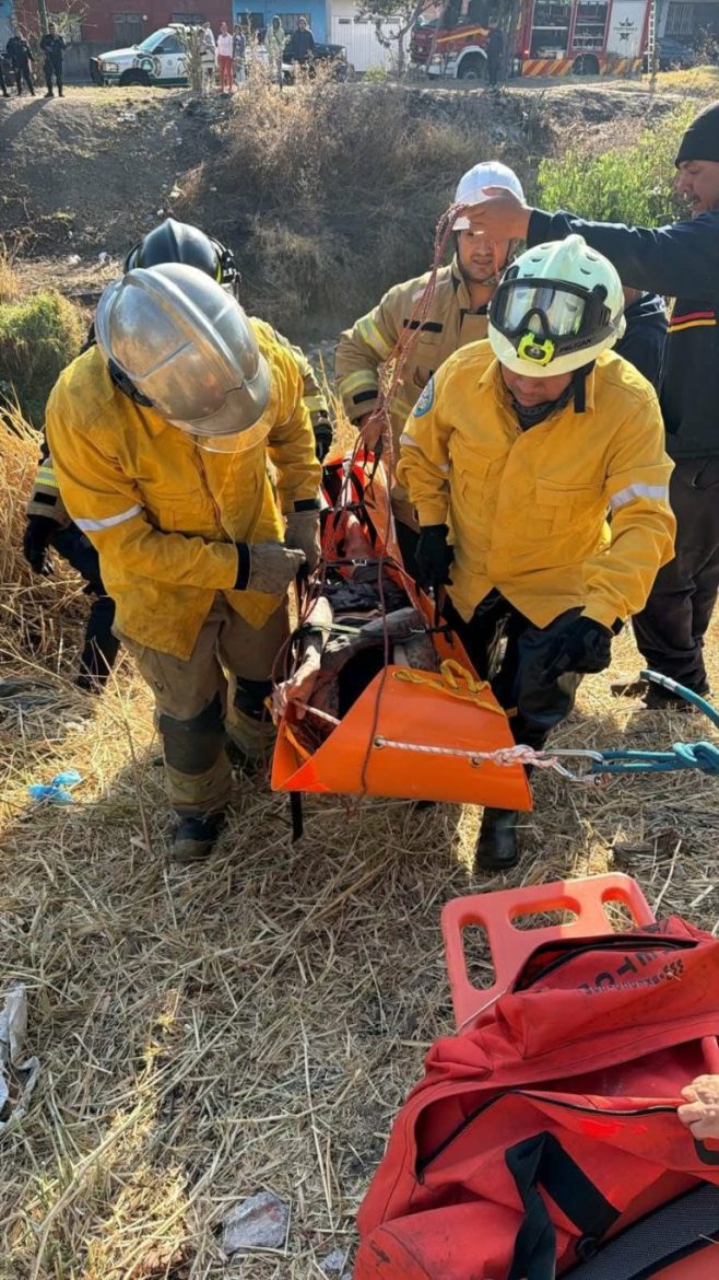 Bomberos rescatan a hombre que estaba dentro de un río de aguas negras en Morelia