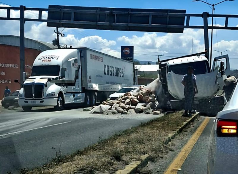 Camión con cargamento de cemento choca contra camellón y poste metálico en Morelos Norte de Morelia