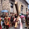 Fe y tradición congregan a cientos en el Viacrucis de Viernes Santo en el Centro Histórico