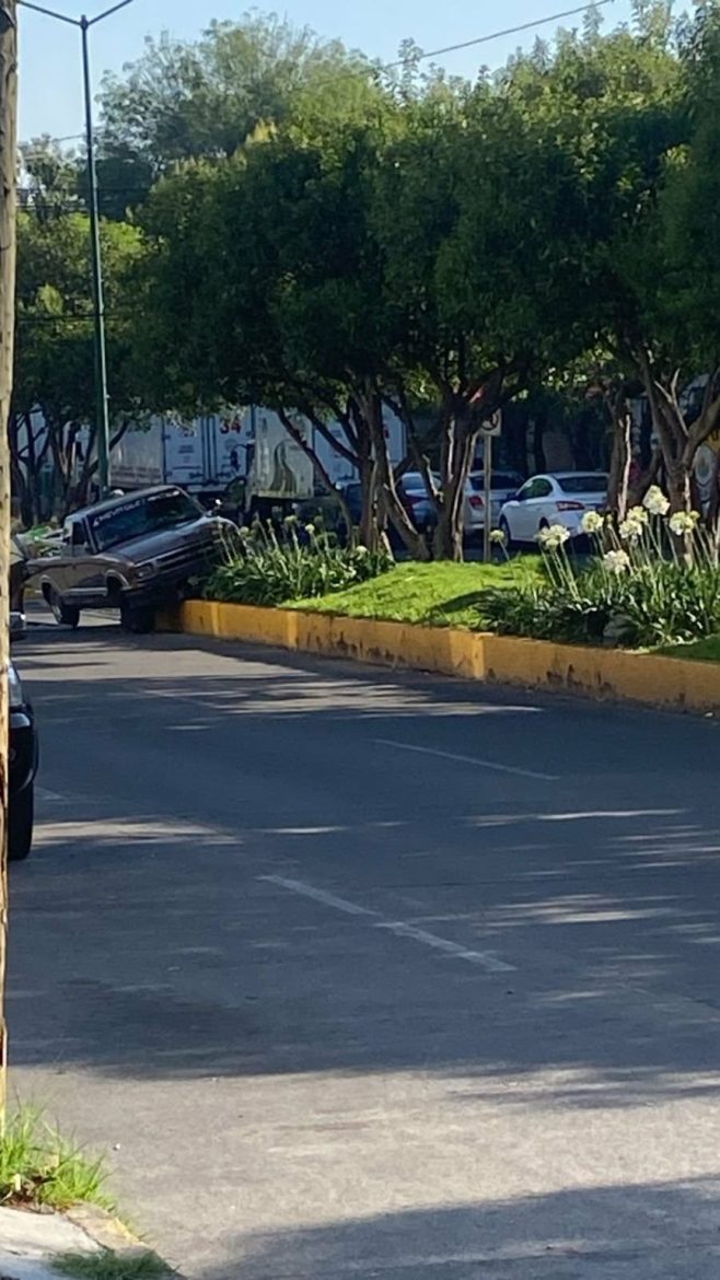 Camioneta termina accidentada sobre un camellón tras ser chocada por otro vehículo, al sur de Morelia