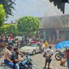 Comuneros de Acachuén radicalizan sus protestas, queman vehículos y vandalizan la presidencia municipal