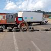 Activan Arantepacua y Sevina barricadas ante inseguridad