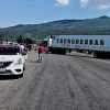 Bloquean carretera de Tangancícuaro por homicidio de maestro en Aquila
