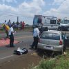 Choque frontal entre auto y volteo deja un adulto mayor herido en la carretera Morelia-Quiroga
