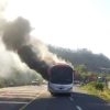 Bloqueo y quema de vehículos tras homicidio de autoridades comunales de Pomaro