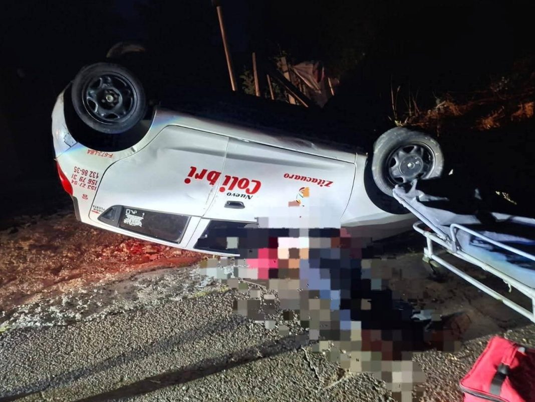 Taxista queda herido tras la volcadura de su auto en la carretera Zitácuaro-Aputzio