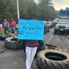 Bloquean carretera en Zacán, exigen localizar a un hombre desaparecido