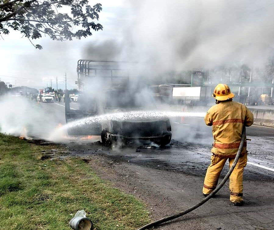 Arde camioneta limonera en carretera Apatzingán – Cuatro Caminos
