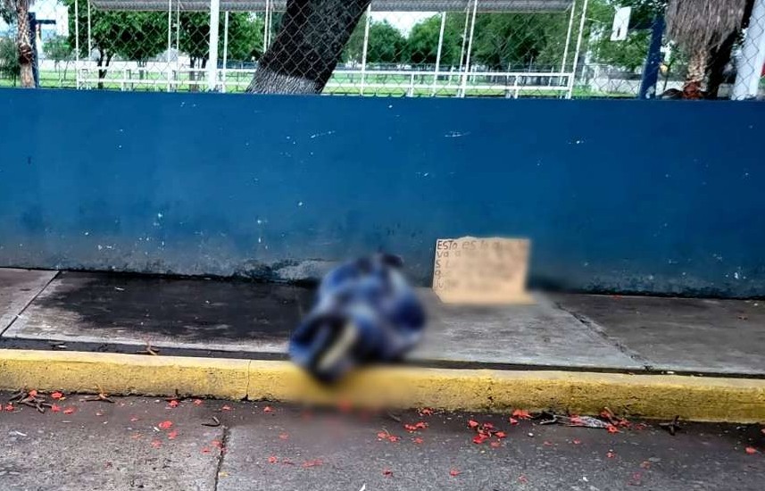 Localizan cadáver encobijado y con narcomensaje por fuera de la Deportiva Lázaro Cárdenas de Zamora