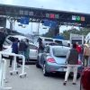Tráiler sin frenos embiste a varios vehículos en la caseta de cobro de Zinapécuaro