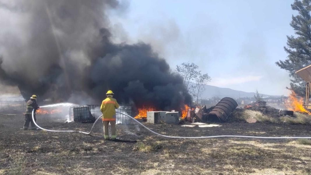 Bomberos apagan incendio de pastizal y de una recicladora, en 2 puntos de Morelia