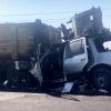 Camioneta choca por alcance contra camión de carga; hay un muerto y un herido
