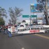 Inician centistas marcha rumbo a las vías del tren para bloquear circulación