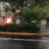 Comienzan comuneros de Arantepacua con la quema de vehículos en las afueras de Casa Michoacán