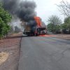 Narcoenfrentamientos dejan al menos 6 vehículos quemados en bloqueos carreteros en Tierra Caliente