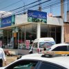 Fallece chofer de combi Ruta Gris 2 al chocar contra negocio mueblero en Morelia; hay 5 heridos