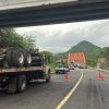 Volcadura de camión pipa cargado con oxígeno obliga a cierre de la autopista Siglo XXI