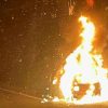 Auto es consumido por incendio, en la carretera Apatzingán-Cuatro Caminos