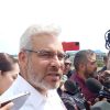 Extitular de la FGE, recibe condecoración “Suprema Junta Nacional Americana” en Zitácuaro  Zitácuaro, Mich.- “La debilidad del poder público en cualquiera de sus ramas solo beneficia a quienes han roto el pacto social”, sostuvo el extitular de la Fiscalía General del Estado (FGE), Adrián López Solís, al recibir la condecoración “Suprema Junta Nacional Americana” en Zitácuaro.  El reconocimiento fue entregado a la fiscalía michoacana en el Teatro Juárez, en el marco del 214 aniversario de la Instalación de la Suprema Junta Nacional Americana.  En este contexto, López Solís demandó instituciones sólidas capaces de enfrentar con firmeza a quienes actúan fuera de la ley.  «Así como la línea más fuerte de contención a las agresiones a los valores superiores de la tranquilidad, orden y paz pública por quienes han decidido transgredir los y vivir al margen de la ley, a la sociedad nos conviene tener instituciones fortalecidas, la debilidad del poder público en cualquiera de sus ramas, solo beneficia a quienes han roto el pacto social», remarcó.  El exfiscal destacó que el trabajo de la institución debe ser entendido bajo un enfoque integral, donde confluyen sistemas como el de seguridad pública, justicia penal, búsqueda de personas desaparecidas, combate a la trata, estrategia nacional contra el secuestro y la extorsión, centros de justicia para la mujer y mecanismos de protección para menores y adolescentes.  Aunque, aclaró, la fiscalía es solo “un eslabón de este complejo sistémico”, sin tener la última palabra ni cargar con toda la responsabilidad, dado que cada sistema está diseñado como una correa de transmisión entre diferentes niveles de gobierno y sus competencias.  Como cierre de su participación, López Solís hizo un pase de lista simbólico para recordar a los elementos caídos en el cumplimiento de su deber.