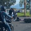 Mujer resulta gravemente herida tras accidente entre motocicleta y auto en Uruapan