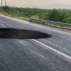 Se abre socavón en la carretera Cuatro Caminos–Apatzingán