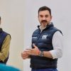 Yankel Benítez entrega mochilas de emergencia