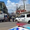 A balazos sujeto trata de evitar detención de su hijo; hay un oficial lesionado y tres detenidos