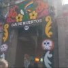 Cobra vida y colorido el Panteón Municipal, deudos acuden a llevar flores y previo a la Noche de Muertos