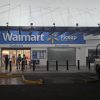 Solitario pistolero balea a empleado de Walmart y huye en un taxi, en Zamora