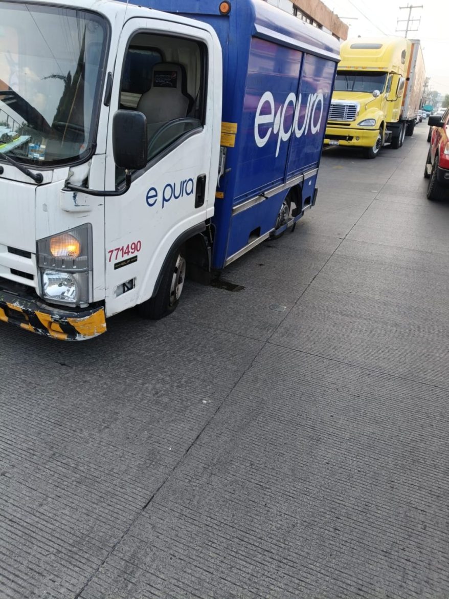 Normalistas vandalizan vehículos en Morelia