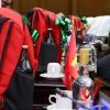 Mochila roja y caguama incluida, Memo Valencia entrega su kit estrella a diputados