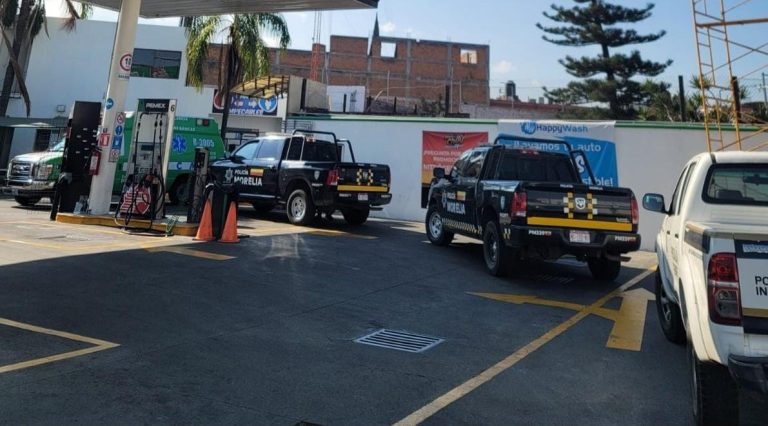 Hallan a sujeto muerto dentro de los baños de una gasolinera en Morelia