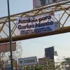 Colocan lona en puente peatonal de Morelia para exigir justicia por el asesinato de Carlos Manzo