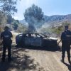 Sujetos atraviesan y queman un vehículo en un rústico camino de Queréndaro