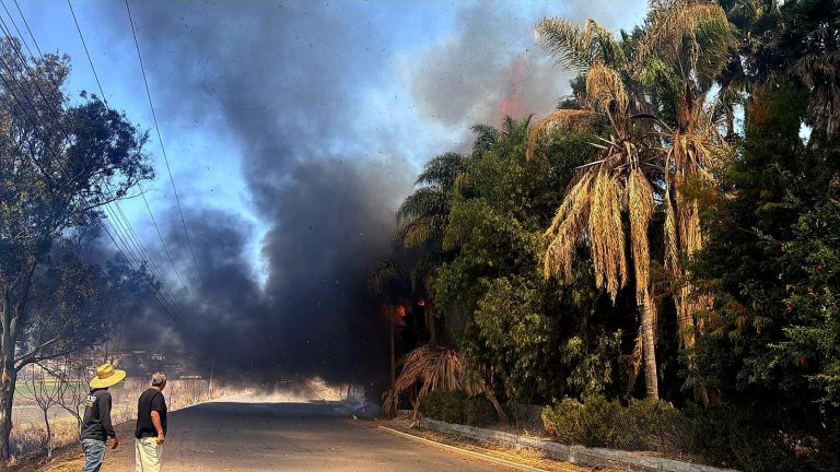 Quema de pastizal se sale de control y daña vehículos y un domicilio en Uruétaro, Tarímbaro