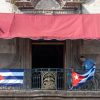 Colocan banderas e iluminan Palacio de Gobierno en alusión a Cuba