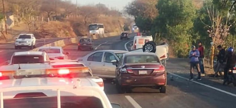 Se registra choque múltiple y volcadura en la Morelia–Salamanca