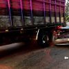 Auto impacta contra retaguardia de camión de carga; hay dos heridos