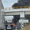 Tractocamión góndola se incendia tras accidente en la carretera Pátzcuaro-Cuitzeo; chofer sale ileso