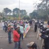 Intentan granaderos desalojar a indígenas en caseta de Zirahuen, responsabilizan al gobernador