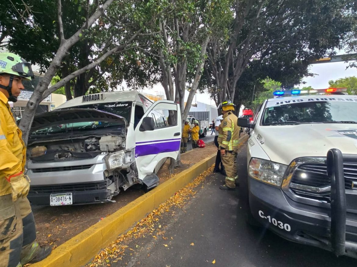 Se registra choque entre taxi y combi en Calzada La Huerta; hay 4 heridos