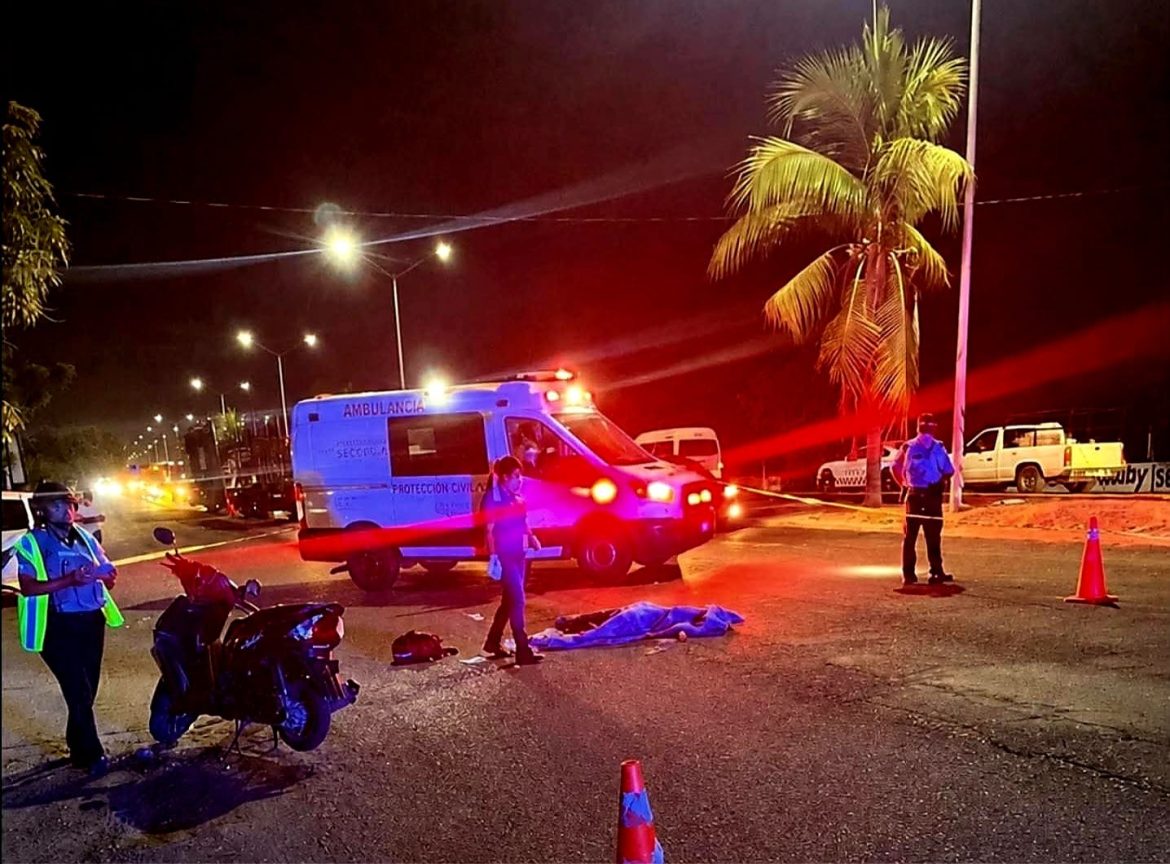 Adolescentes motociclistas son arrolladas por un tráiler en Lázaro Cárdenas; hay una fallecida y una lesionada