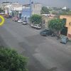 Cámara capta derrape y choque de motociclista contra auto en el Centro de Morelia