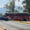 Bloquean el Boulevard Industrial de Uruapan; exigen liberen a dos detenidos