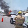 Incendio consume grúa y camioneta que remolcaba, en la autopista Siglo XXI